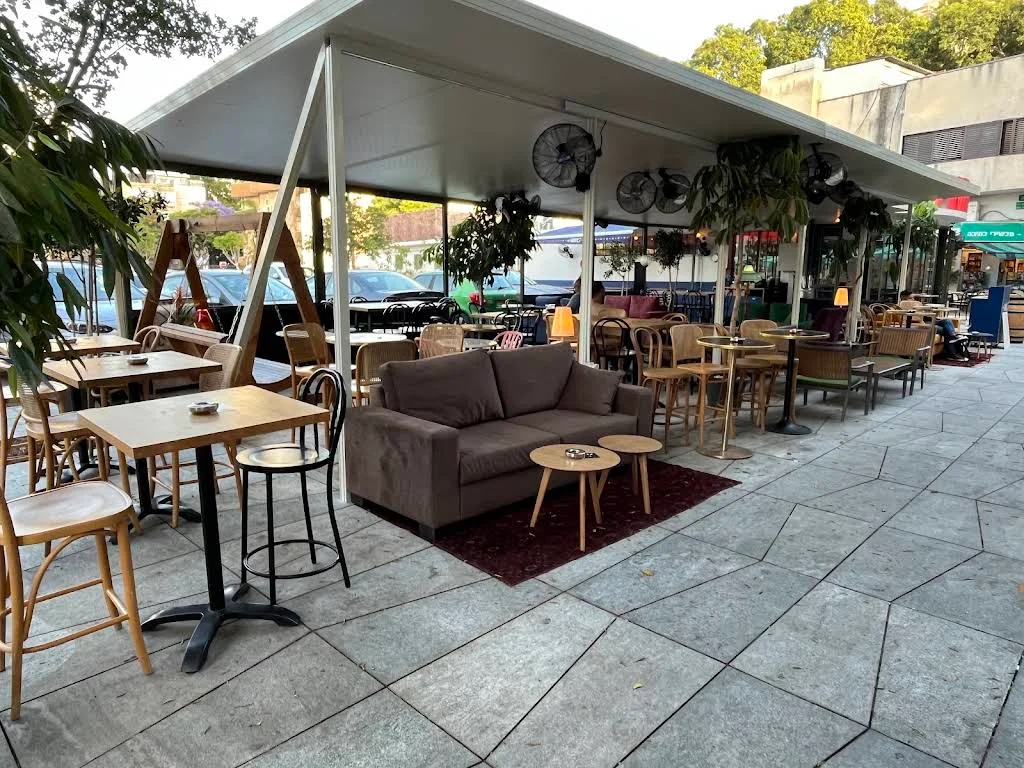המרפסת של SWING Bar בביאליק 40, רמת גן. צילום: SWING Bar.